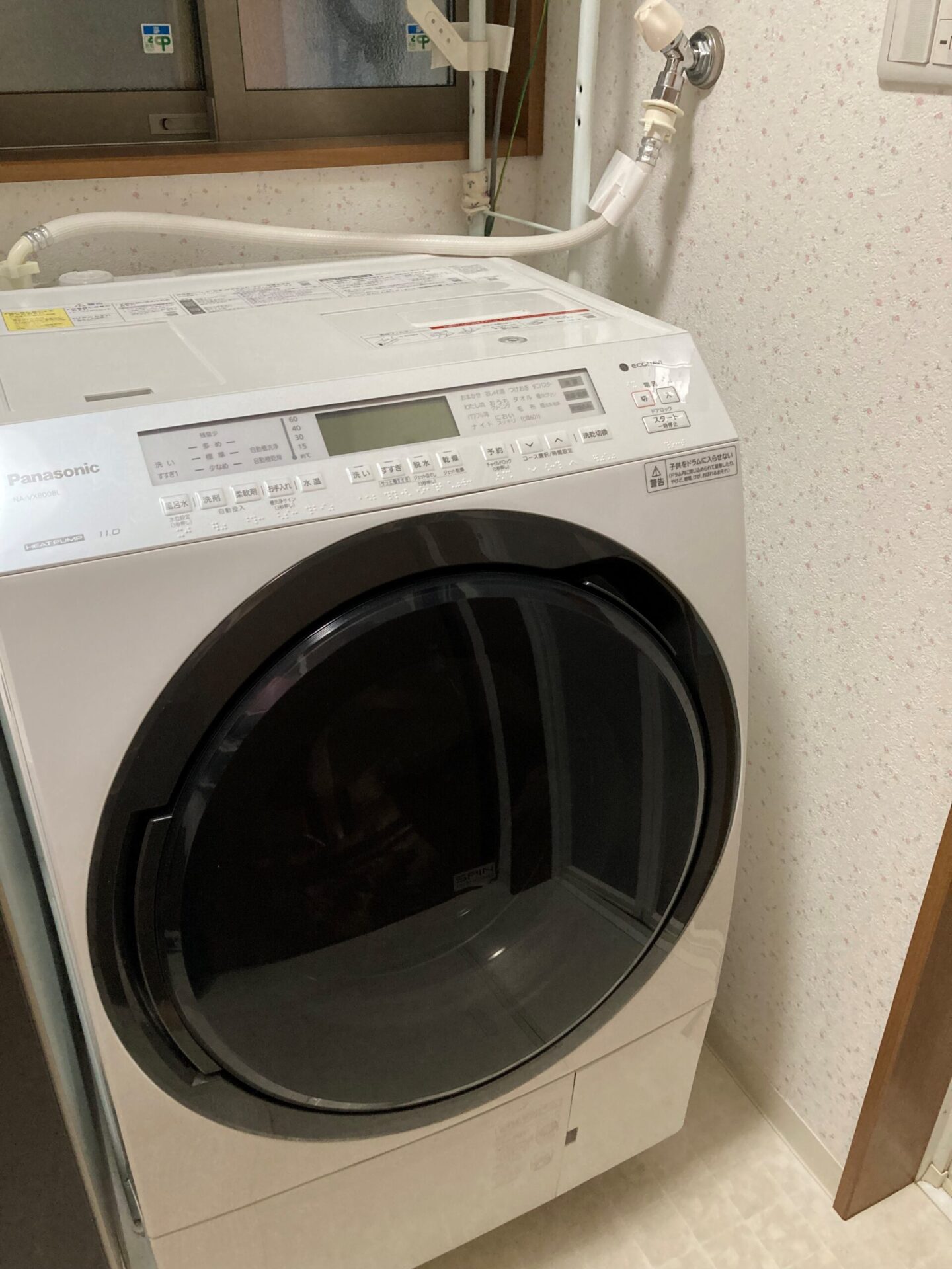 ドラム式洗濯乾燥機の周りがすっきり片付いているランドリールーム