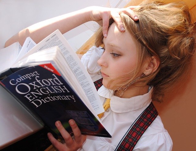読書する女の子