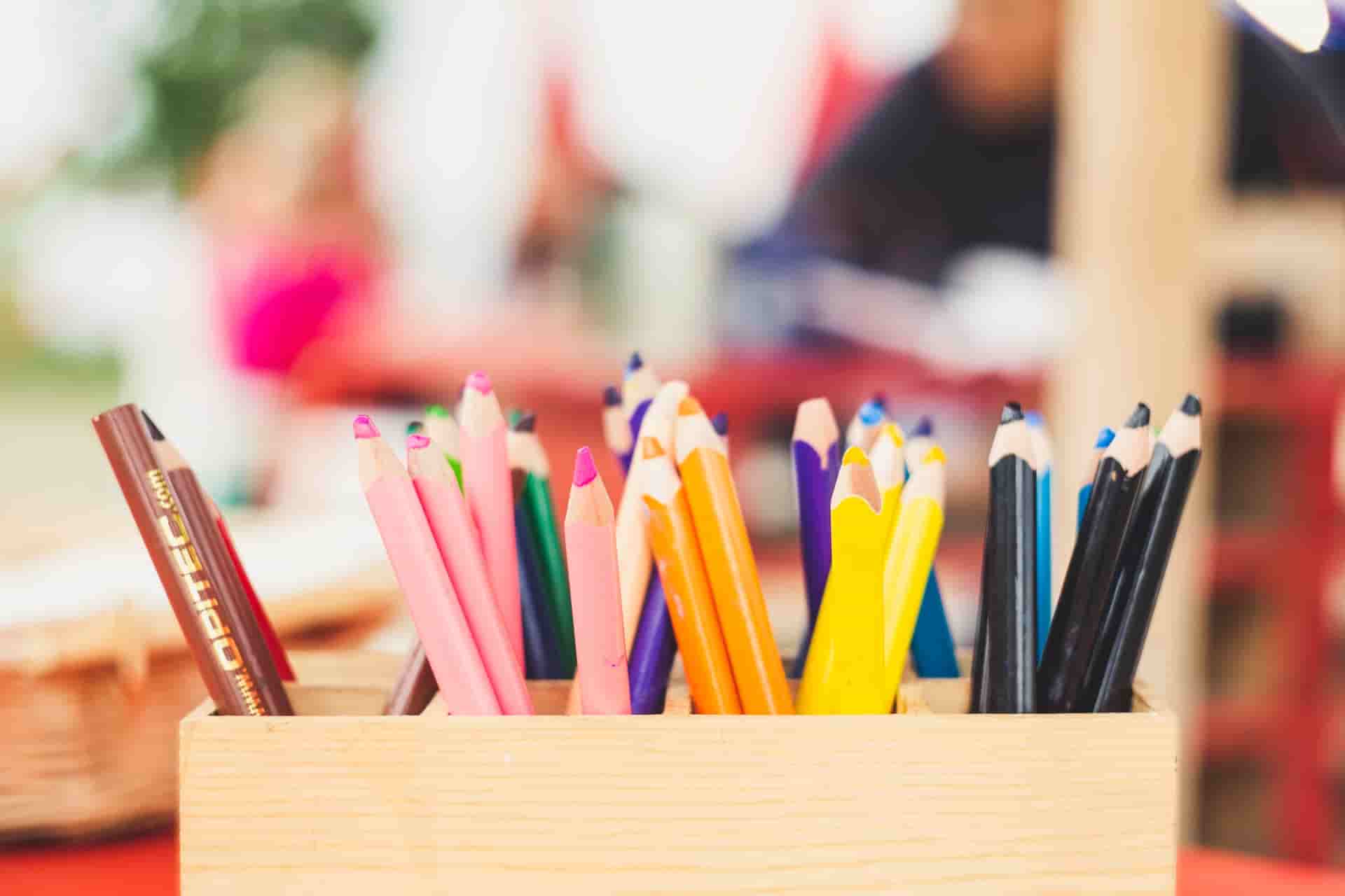 鉛筆縦に入れられたカラフルな幼稚園の色鉛筆